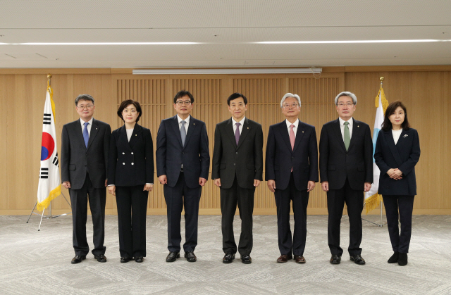 이주열(가운데) 한국은행 총재를 비롯한 7명의 금융통화위원회 위원들./사진제공=한국은행