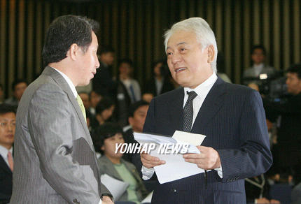 2006년 9월 열린우리당 의원총회에서 고(故) 김근태 의장과 김한길 원내대표가 대화를 나누고 있다,/연합뉴스