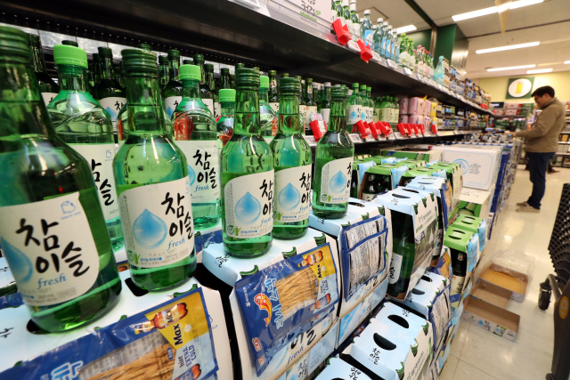 서울의 한 대형마트에서 고객들이 소주 코너를 둘러보고 있다. 정부는 18년 만에 소주와 맥주에 대한 가정용 및 대형매장용 판매구분을 없애는 방안을 검토하고 있다.       /연합뉴스