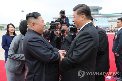 지난해 6월 북한을 방문한 시진핑 중국 국가 주석을 환송하는 김정은. /연합뉴스