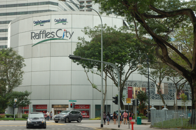 싱가포르 증시에 상장된 리츠인 캐피탈랜드몰트러스트(CMT)가 투자한 ‘래플스시티’ /사진=고병기기자