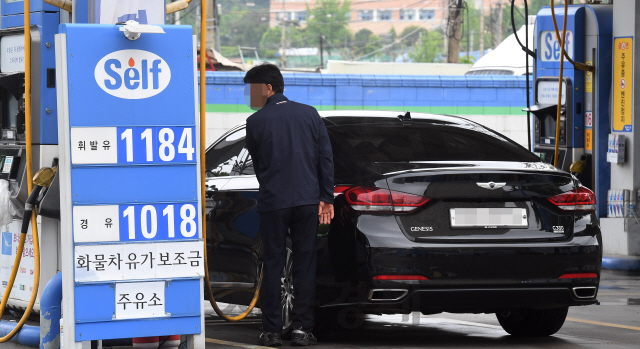 10일 오전 서울 은평구의 한 주유소에서 휘발유가 ℓ당 1,184원에 판매되고 있다. 한국석유공사 유가정보서비스 오피넷에 따르면 5월 첫째 주 전국 주유소 휘발유 판매 가격은 전주보다 16.8원 하락한 ℓ당 1,257.6원으로 15주 연속 하락했다./오승현기자 2020.05.10