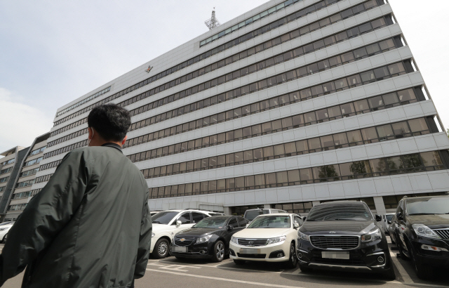 코로나19 확진 판정을 받은 국군사이버사령부 소속 부사관이 출입한 서울 용산구 국방부 별관 앞으로 국방부 직원이 지나가고 있다.   /연합뉴스