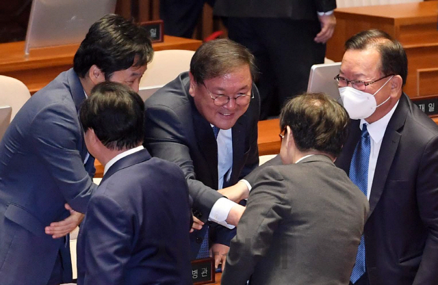 8일 서울 여의도 국회에서 열린 본회의에서 김태년 더불어민주당 신임 원내대표가 동료의원들과 인사를 하고 있다. 이날 본회의에 미래통합당 의원들은 불참했다./권욱기자