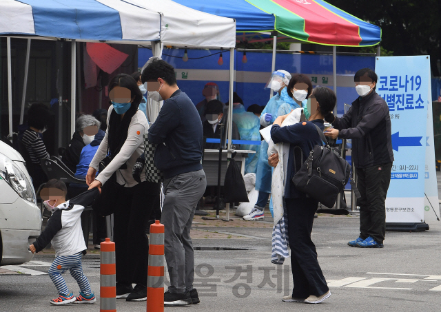 10일 오전 서울 영등포구보건소에 마련된 코로나19 선별진료소가 진료를 받으려는 시민들로 붐비고 있다. 구청 관계자는 “코로나19가 진정세를 보였던 지난주 하루 평균 60명이 선별진료소를 방문했으나 이태원 클럽 집단감염 사태 이후 400명으로 급증했다”고 밝혔다./오승현기자 2020.05.10