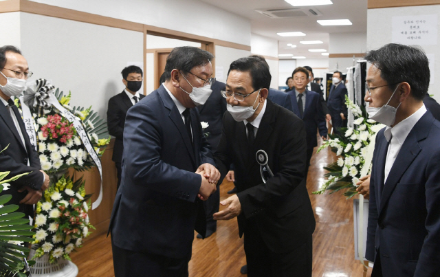 김태년(왼쪽) 민주당 원내대표가 지난 9일 대구 경북대병원 장례식장에 마련된 빈소를 찾아 부친상을 당한 주호영 통합당 원내대표와 악수를 하고 있다. /대구=연합뉴스