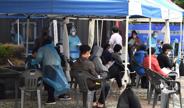 이태원 클럽 집단감염 사태 후 방문자가 400명 선으로 급증했다는 서울 영등포보건소 코로나19 선별진료소가 10일 검사를 받으려는 시민들로 붐비고 있다.  /오승현기자