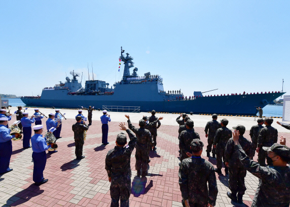 해군 청해부대 32진 임무를 맡은 대조영함이 11일 오전 부산 작전기지에서 해군 장병들의 환송을 받으며 출항하고 있다.   /사진제공=해군