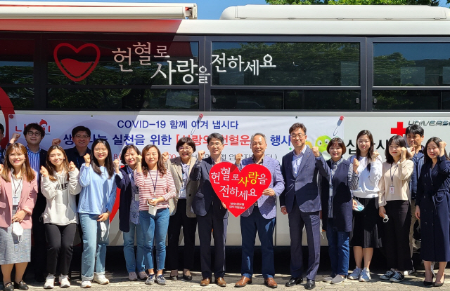 지난 8일 서울 경복궁에서 NH농협은행 임직원들이 ‘생명나눔 헌혈봉사’를 마친 후 파이팅을 외치고 있다./사진제공=NH농협은행