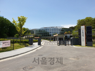 경기 용인 한화생명 라이프파크 내 ‘경기도형 제1호 코로나19 생활치료센터’. [이미지=우정바이오]