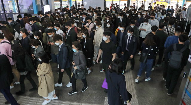 이태원클럽 발 집단감염으로 인한 코로나19 전국 재유행 우려가 커지고 있는 가운데 11일 오전 서울 구로구 신도림역에서 마스크를 쓴 시민들이 열차를 갈아타기 위해 이동하고 있다./연합뉴스