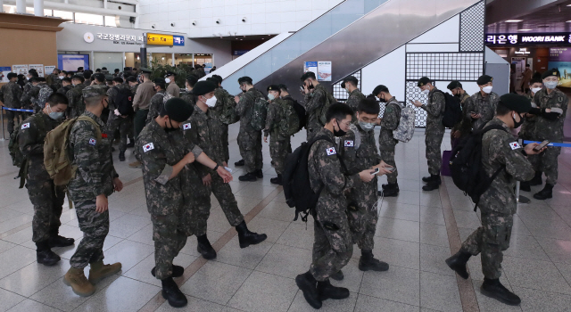 신종 코로나바이러스 감염증(코로나19) 확산 방지를 위해 통제됐던 장병 휴가가 정상 시행된 8일 서울 용산구 서울역 내 여행 장병 안내소(TMO) 앞에 휴가를 나온 군인들이 열차 승차권을 발급받기 위해 줄지어 서 있다. /연합뉴스