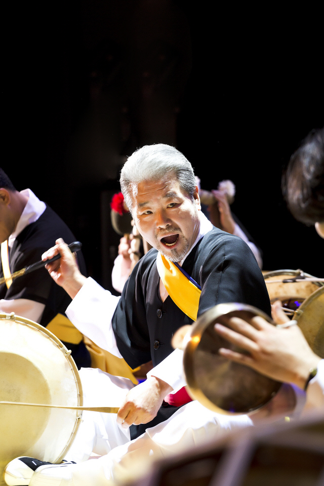 오는 28일 개막하는 음악극 ‘김덕수전(傳)’으로 자신의 63년 광대 인생을 뒤돌아볼 사물놀이의 창시자 김덕수/사진=세종문화회관