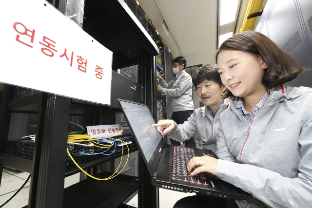 KT 연구원이 국내에서 개발한 양자 암호 통신 기술이 적용된 5G 네트워크를 확인하고 있다./사진제공=KT