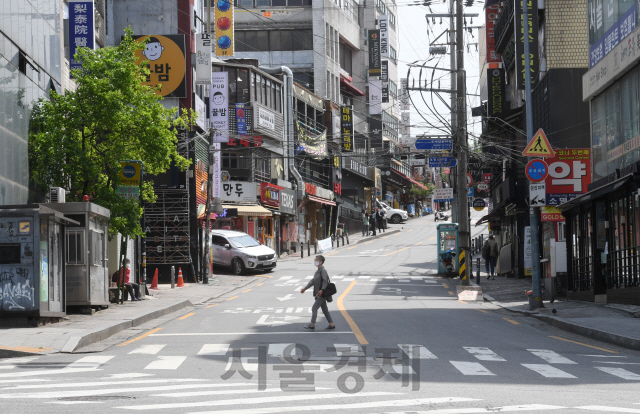 서울 이태원 클럽 관련 신종 코로나 바이러스 감염증(코로나19) 확진자가 86명으로 집계된 11일 오후 서울 이태원 일대가 썰렁한 모습을 보이고 있다./권욱기자