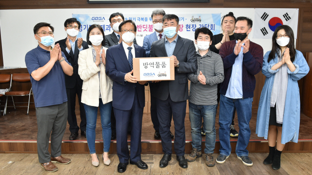 김기준(왼쪽 세번째) 경과원장이 11일 반딧불이 연무시장 상인회와 정담회를 열고 기념촬영을 하고 있다. /사진제공=경과원