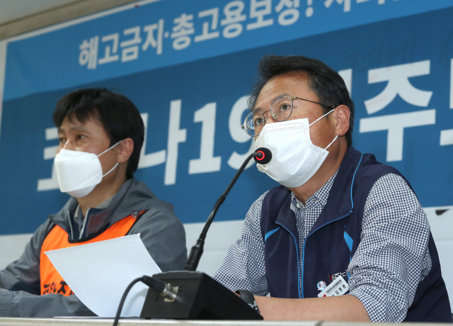 김명환 민주노총 위원장이 12일 오전 서울 중구 민주노총 대회의실에서 열린 코로나19 민주노총 기자 브리핑에서 기조 발언을 하고 있다.   /연합뉴스