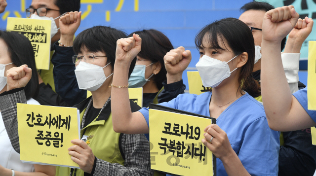 국제간호사의 날인 12일 오전 서울 종로구 세종문화회관 앞에서 전국보건의료산업노동조합이 '2020년, 다시 쓰는 나이팅게일 선언'을 주제로 기자회견을 하고 있다. 참석자들은 충분한 간호인력 확충과 간호노동 존중 등을 촉구했다./오승현기자 2020.05.12