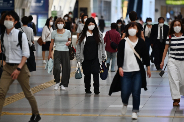 일본 가와사키시에서 11일 마스크를 쓴 시민들이 기차역 안을 걷고 있다. /가와사키=AFP연합뉴스