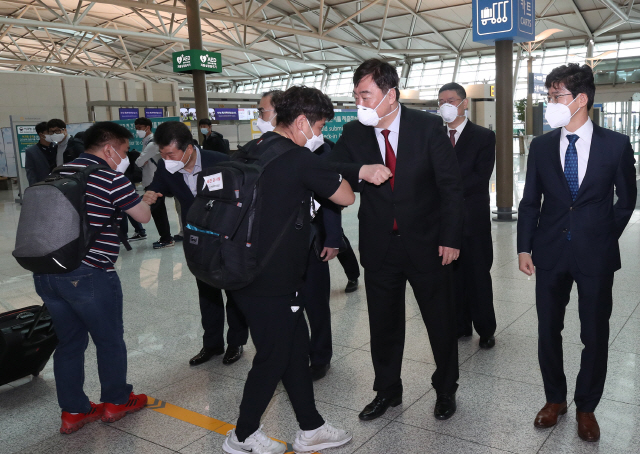 지난 10일 인천국제공항에서 싱하이밍 주한 중국대사와 이우종 삼성디스플레이 부사장, 이성호 외교부 경제외교조정관, 엄찬왕 산업부 통상협력국장 등이 중국 톈진으로 향하는 삼성 임직원들과 인사하고 있다. /연합뉴스