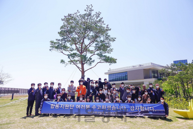 지난달 30일 영덕 생활치료센터에서 근무했던 합동지원단 근무자들이 활동 종료를 기념한 단체 사진을 찍고 있다. /사진제공=삼성전자