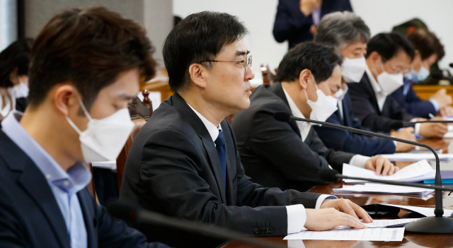 손병두(왼쪽 두번째) 금융위원회 부위원장이 12일 서울 명동 은행회관에서 열린 금융리스크 대응반 회의에서 모두발언을 하고 있다. /사진제공=금융위