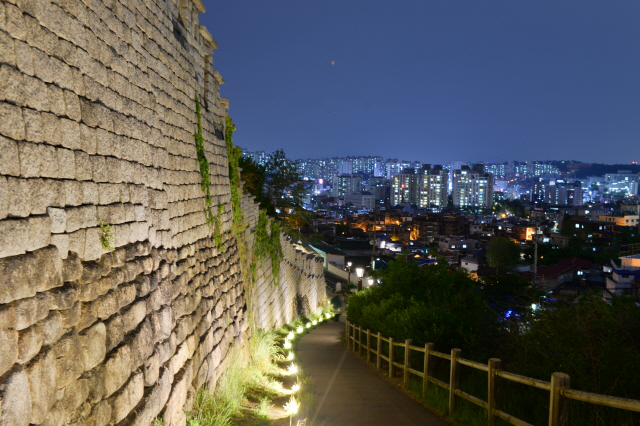 낙산 정상에 올라가 서쪽으로 바라 본 성북동의 야경. 옆에 보이는 돌담은 한양도성이다.