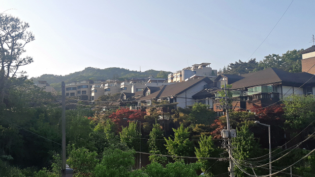 성북동의 낮풍경. 언덕 아래는 일반 주택가지만 언덕으로 올라갈수록 대사관저 등 대저택들이 들어서 있다.