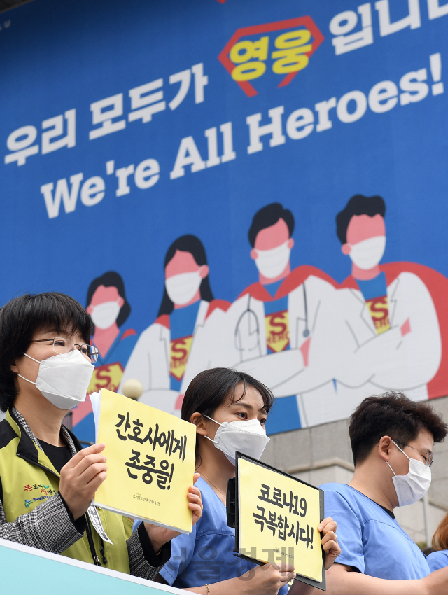 국제간호사의 날인 12일 오전 서울 종로구 세종문화회관 앞에서 전국보건의료산업노동조합이 '2020년, 다시 쓰는 나이팅게일 선언'을 주제로 기자회견을 하고 있다. 참석자들은 충분한 간호인력 확충과 간호노동 존중 등을 촉구했다./오승현기자 2020.05.12