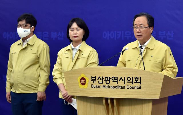 김석준(오른쪽) 부산시교육감과 박인영(〃 두번째) 부산시의회 의장은 12일 시의회에서 기자회견을 열고 교육재난지원금과 고1 학비, 고3 급식비의 지원 계획을 발표하고 있다./사진제공=부산시교육청