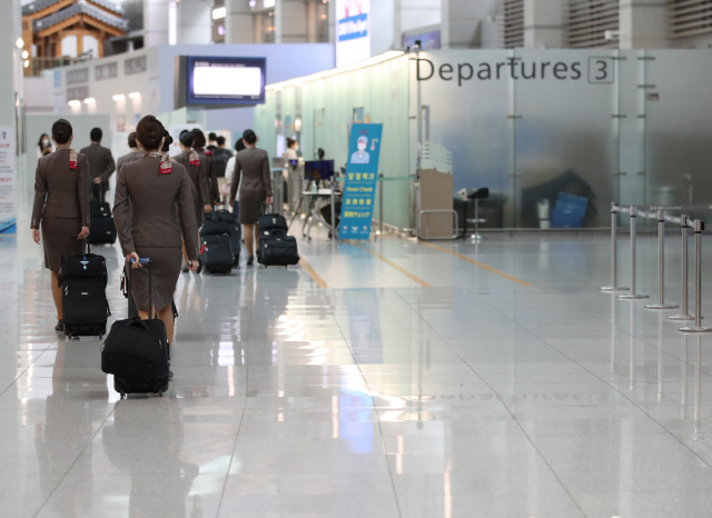 지난 10일 오후 인천국제공항 1터미널 출국장이 신종 코로나바이러스 감염증(코로나19)의 영향으로 한산한 모습을 보이고 있다. /영종도=연합뉴스