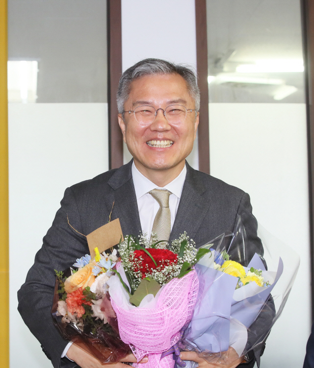 열린민주당 최강욱 신임 당 대표가 12일 서울 여의도 당사에서 축하 꽃다발을 받고 있다. /연합뉴스