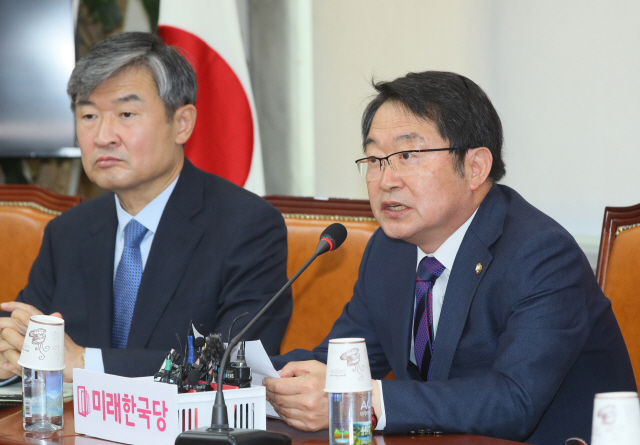 발언하는 백승주(오른쪽) 미래한국당 원내수석부대표. /연합뉴스