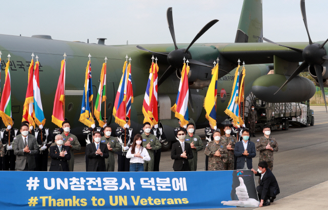 지난 8일 오후 부산 김해공군기지 내 참전용사에게 지원할 마스크를 적재한 C-130J 수송기 앞에서 군 관계자들이 ‘#UN 참전용사 덕분에 챌린지’를 진행하고 있다.   /부산=연합뉴스