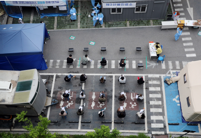 12일 서울 성동구 보건소에서 이태원을 방문했던 시민들이 거리를 두고 대기하고 있다./연합뉴스