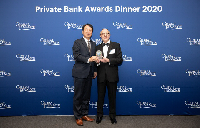 이병현(왼쪽) 하나은행 뉴욕지점장이 지난 3월 5일 미국 뉴욕 하바드 클럽(Harvard Club)에서 개최된 ‘Best Private Bank Awards 2020’ 시상식에서 조셉 히라푸토(Joseph D. Giarraputo) 글로벌파이낸스 발행인 겸 편집장으로부터 ‘Global Best Technology Solution for Private Banks’을 수상하고 있다. /사진제공=하나은행