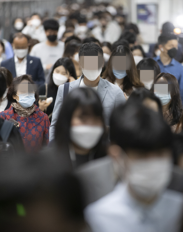 대중교통 이용시 생활 속 거리두기 방안이 실시된 13일 오전 서울 광화문역에서 시민들이 마스크를 착용한 채 역사 안을 지나고 있다./연합뉴스