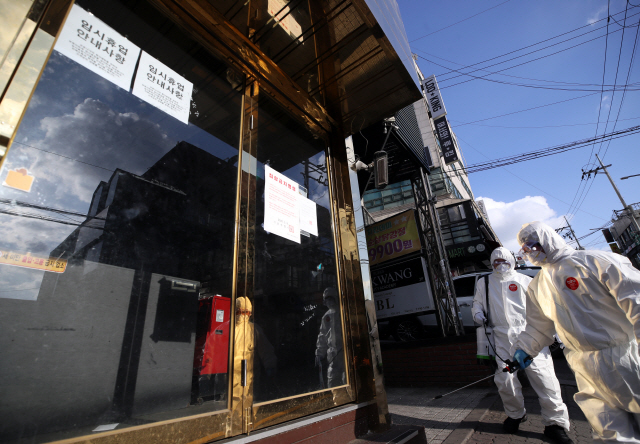 지난 12일 서울 용산구 우사단로 킹클럽 일대 거리에서 이태원1동 새마을지도자협의회 방역 자원봉사자들이 거리 소독을 하고 있다. /연합뉴스