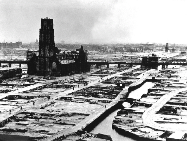 독일의 폭격으로 교회 한 채만 남기고 폐허로 변한 로테르담 도심. /위키피디아