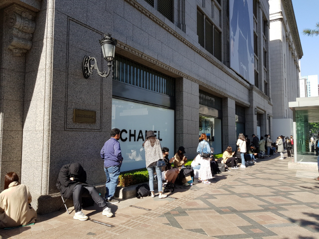 13일 오전 서울 명동에 있는 한 백화점 앞에서 샤넬 매장 입장을 기다리는 고객들이 긴 줄을 선 채 개장 시간을 기다리고 있다 ./사진=노현섭기자