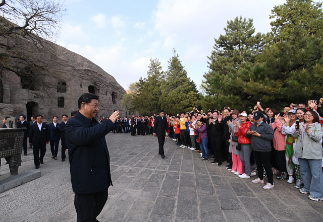 시진핑 중국 국가주석이 지난 11일(현지시간) 산시성 시찰 도중 다퉁의 윈강 석굴을 둘러보며 관광객들에게 손을 흔들고 있다. /다퉁=신화연합뉴스