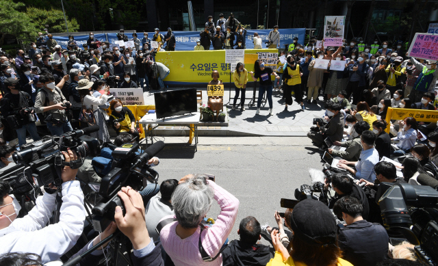 정의기억연대의 후원금 회계 관련 의혹이 연일 제기되는 가운데 13일 서울 종로구 옛 일본대사관 앞에서 열린 일본군 위안부 문제 해결을 촉구하는 수요시위가 취재진과 참석자들로 북적이고 있다.    /성형주기자