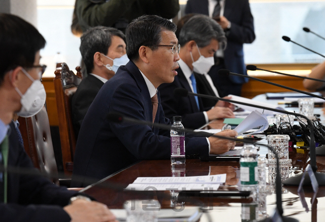 은성수(왼쪽 두번째) 금융위원장이 지난 6일 서울 중구 은행회관에서 열린 금융리스크 대응반 회의에서 발언을 하고 있다.    /서울경제DB