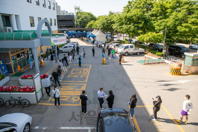 13일 경기도내 한 보건소를 찾은 시민들이 코로나19 검사를 받기위해 길게 줄을 서서 기다리고 있다. 이재명 경기도지사가 10일 이태원 등 방문자 선별검사 기자회견 후 검사 인원이 대폭 증가하고 있다. /사진제공=경기도