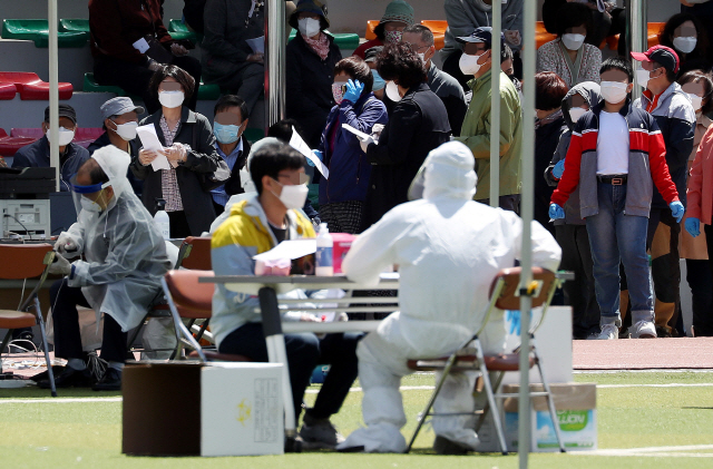 <YONHAP PHOTO-2095> 줄지어 선별진료소 들어서는 주민들        (인천=연합뉴스) 윤태현 기자 = 서울 이태원 클럽발 신종 코로나바이러스 감염증(코로나19)이 인천지역에 확산한 가운데 13일 오전 인천시 미추홀구 미추홀구청에 마련된 선별진료소에서 확진자가 머물렀던 교회를 다녀온 주민들이 줄지어 검체 검사를 기다리고 있다. 2020.5.13        tomatoyoon@yna.co.kr/2020-05-13 12:56:28/  <저작권자 ⓒ 1980-2020 ㈜연합뉴스. 무단 전재 재배포 금지.>