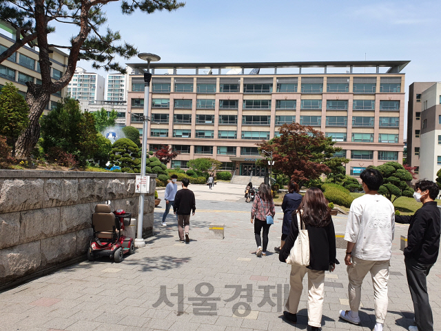 지난 11일 서울 동대문구 한국외대 캠퍼스에서 학생들이 오랜만에 찾은 교정을 거닐고 있다./심기문기자