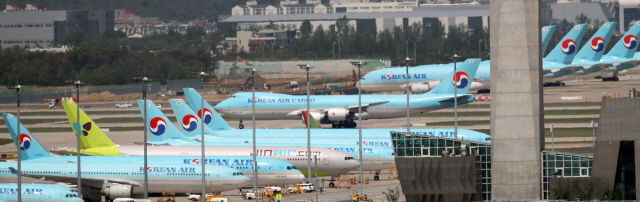 영종도 인천국제공항 전망대서 바라본 계류장의 대한항공 항공기/연합뉴스