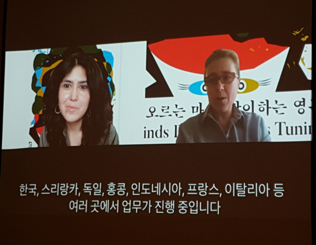 제13회 광주비엔날레 공동예술감독인 나타샤 진발라(왼쪽)와 데프네 아야스가 14일 온라인 기자회견을 통해 한국의 기자들에게 전시 계획을 설명하고 있다.