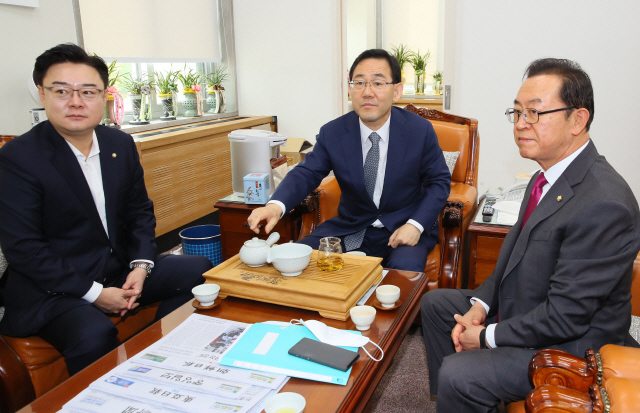 당무에 복귀한 미래통합당 주호영 원내대표(가운데)와 이종배 정책위의장(오른쪽), 김성원 원내수석부대표가 14일 국회에서 차를 마시며 이야기를 나누고 있다.