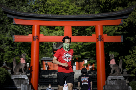13일 일본 교토에서 마스크를 쓴 한 시민이 신사 앞을 지나고 있다./교토=EPA연합뉴스